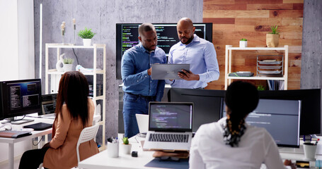 Leinwandbilder - African Business Team Working On Computer