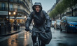 cycliste qui va au travail sous la pluie dans une grande ville européenne 