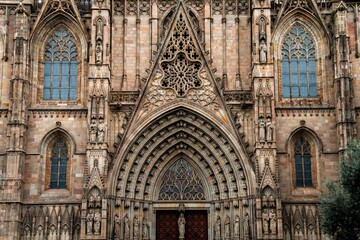 Sticker - Closeup of the beautiful architectural details of a gothic Cathedral entrance in Barcelona Spain