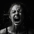 krzycząca kobieta, zdjęcie biało czarne.