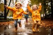 In Pfütze springende Kinder im Regen. Herbst in der Stadt mit Regenwetter.