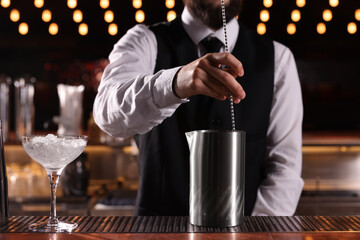 Canvas Print - Bartender preparing fresh alcoholic cocktail at bar counter, closeup