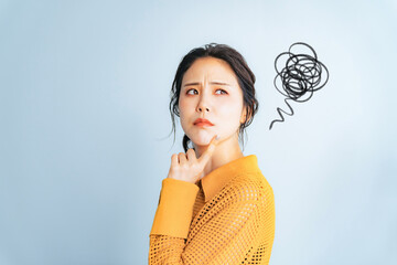 Poster - 悩む若い女性