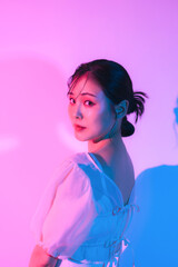 Leinwandbilder - カラーライティングを使った女性ポートレート