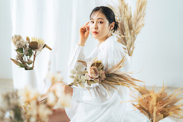Fototapete - ドライフラワーに囲まれた女性ポートレート