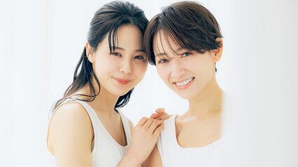 Poster - 寄り添う二人の女性　美容イメージ