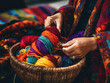 Fotografía de unas manos tejiendo una bufanda vibrante, acompañadas de una cesta con ovillos de lana coloridos cercanos.