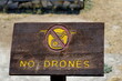 No Drones. (Interdit aux drones). Pancarte interdisant l'utilisation de drones).