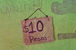 10 Pesos.  Etiquette de prix sur un mur.