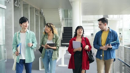 Poster - ロビーを歩く多国籍の若者グループ