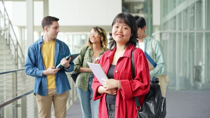 Poster - 多国籍学生グループの前に立つ笑顔の女性