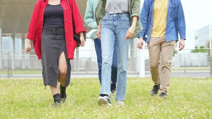 Poster - 施設を歩く多国籍の学生グループ