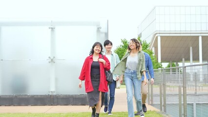 Poster - 施設を歩く多国籍の学生グループ