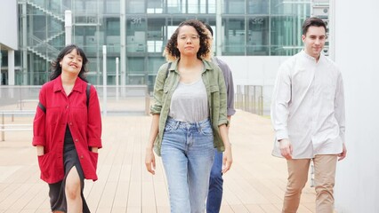 Poster - キャンパスを歩く多国籍の学生グループ