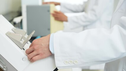 Poster - 実験機器を使う研究者