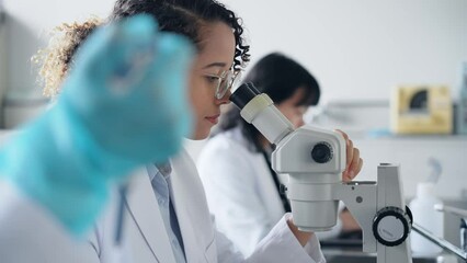 Poster - 研究室で実験する多国籍研究者グループ