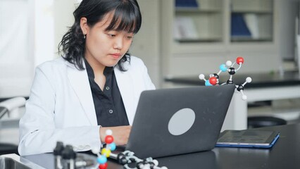 Poster - 研究室で実験する多国籍研究者グループ