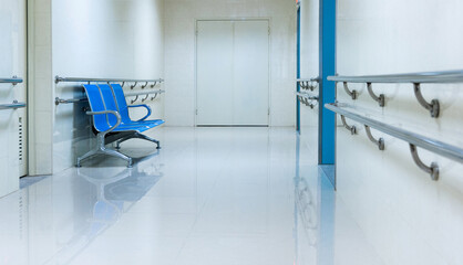 Canvas Print - Row of chairs in the hospital hallway