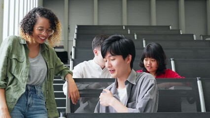 Poster - 教室で会話する多国籍学生のグループ
