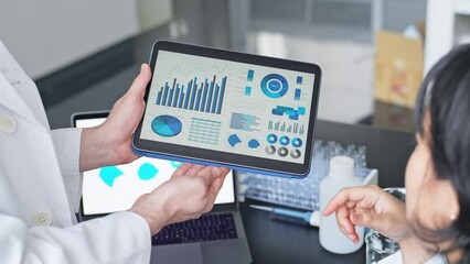 Poster - 研究室でタブレットのデータを見る研究者