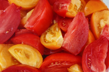 Wall Mural - Sliced red and yellow tomatoes