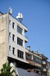 Mehrstöckiges Geschäftshaus mit Sendemasten für dem Mobilfunk auf dem Dach in Beige und Naturfarben im Sommer bei blauem Himmel und Sonnenschein in Adapazari in der Provinz Sakarya in der Türkei