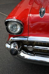 Wall Mural - Amerikanischer Straßenkreuzer der Fünfzigerjahre in Rot mit glänzendem Kühlergrill aus Chrom beim Oldtimertreffen Golden Oldies in Wettenberg Krofdorf-Gleiberg bei Gießen in Hessen