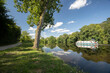 Peniche de tourisme fluvial sur la riviere mayenne, sur les bords du parcours velo Francette entre chateau Gontier sur Mayenne et Angers en region Pays de la Loire.