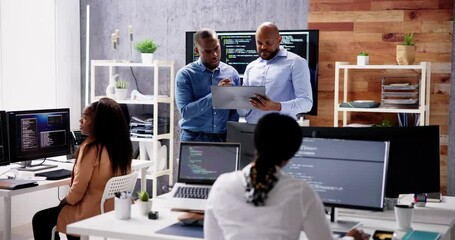 Leinwandbilder - African Business Team Working On Computer