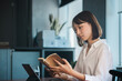 © Trickster* - カフェで読書をする若いビジネスウーマン