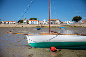 Wall Mural - Vieux bateau vers sur les plages de l'île de Noirmoutier en Vendée, France.