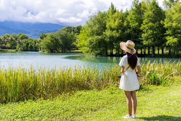 Poster - Tourist woman look at the water pond