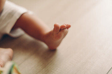 Poster - baby feet in a blanket