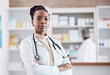 © Talia Mdlungu/peopleimages.com - Pharmacy, pharmacist or portrait of black woman with arms crossed in healthcare clinic or drugstore. Proud nurse, wellness or confident African doctor by medication or medicine on shelf ready to help