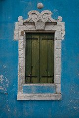 Dettaglio della finestra di una casa di Burano, isola della laguna di Venezia