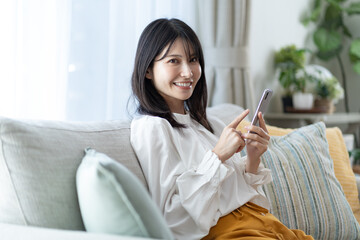 Poster - 携帯を持つ日本人女性