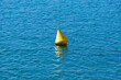 Gelbe Meeres Boje auf blau gekräuseltem Wasser des Meeres  (nautic sea buoy)