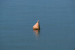 Eine alte Boje auf ganz ruhigem Wasser im Meer (nautic sea buoy) calm sea