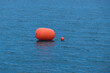 Eine rote Boje auf dem blauen Ozean (nautic sea buoy)