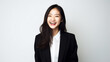 © Hanako ITO - 黒いスーツで笑う若い女性のポートレート
