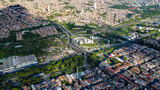Fototapeta Miasta - Vista aérea de puente durante el tráfico en Medellín - Puente Madre Laura - Fotos aéreas de dron