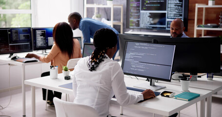 Leinwandbilder - African Business Team Working On Computer
