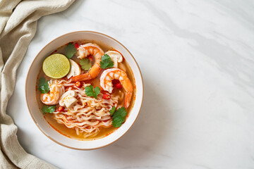 Wall Mural - instant noodles ramen in spicy soup with shrimps (Tom Yum Kung)