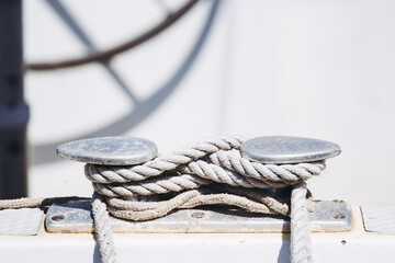 Détail équipement sur un bateau voilier - Cordage avec noeud marin