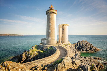 Wall Mural - phare en Bretagne, en vue rapprochée, le phare du petit Minou à l'entrée de la rade de Brest en vue horizontale dans le département du Finistère