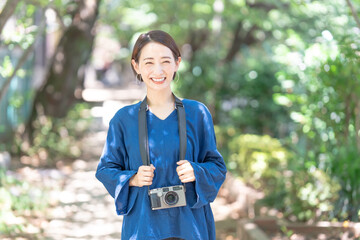 Wall Mural - 写真を撮る女性