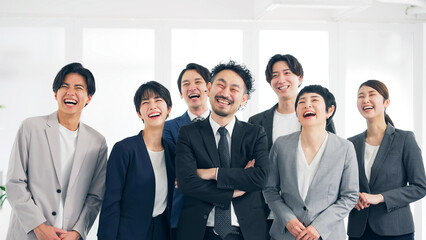 Aufkleber - オフィスで大笑いする大勢のビジネスパーソン