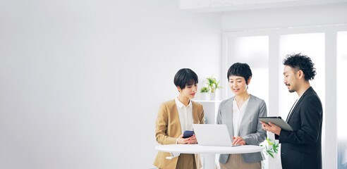 Poster - パソコンを見ながら話すビジネスパーソンのグループ