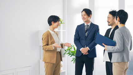 Poster - オフィスで会話するビジネスパーソンのグループ