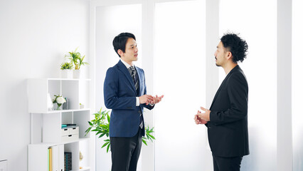 Aufkleber - ロビーで会話するビジネスマン